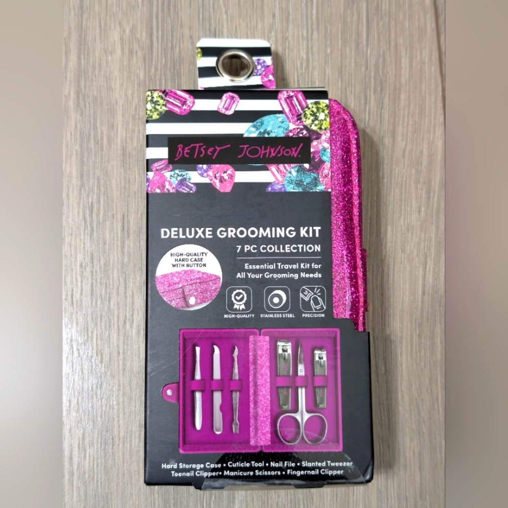 NWT•Betsey Johnson 7 Piece Collection Deluxe Grooming Kit W/Hard Case W/Button💅 - Picture 3 of 8